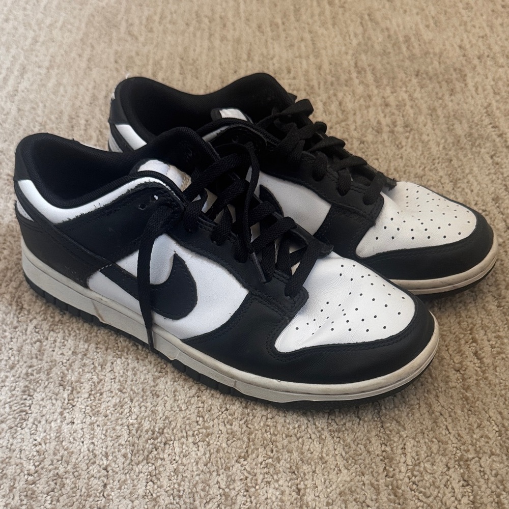 Nike Men's Black and White Low-Top Sneakers